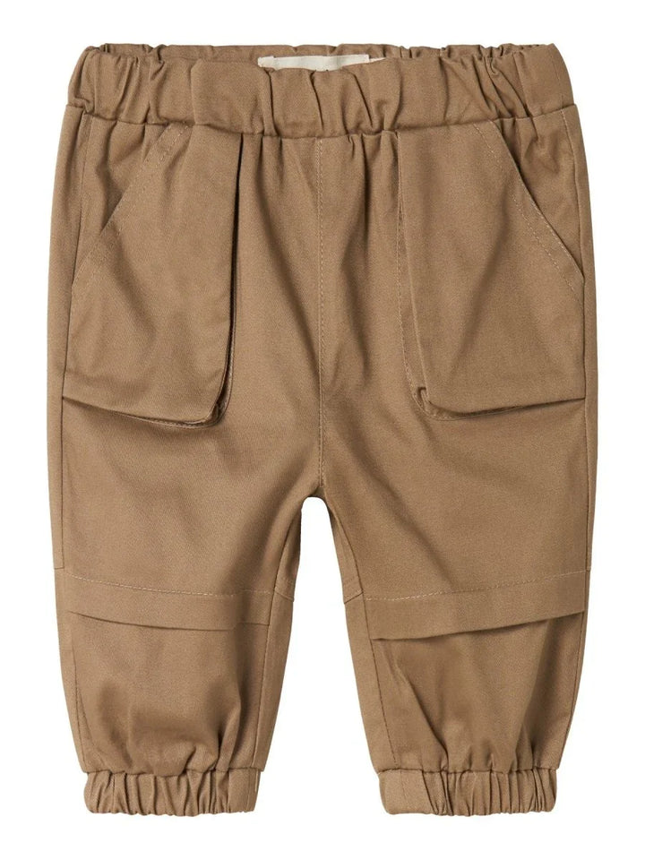 Beige babybukser med elastisk liv og lommer, myke barneklær for små barn