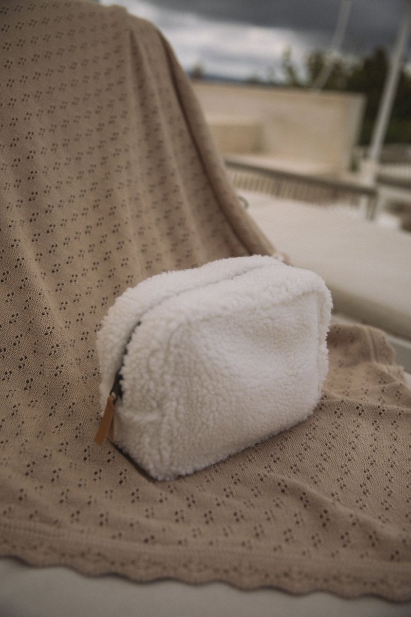 Lil' Atelier Baby NIGO Sherpa Toalettmappe – Coconut Milk | Torgunns Barneklær AS