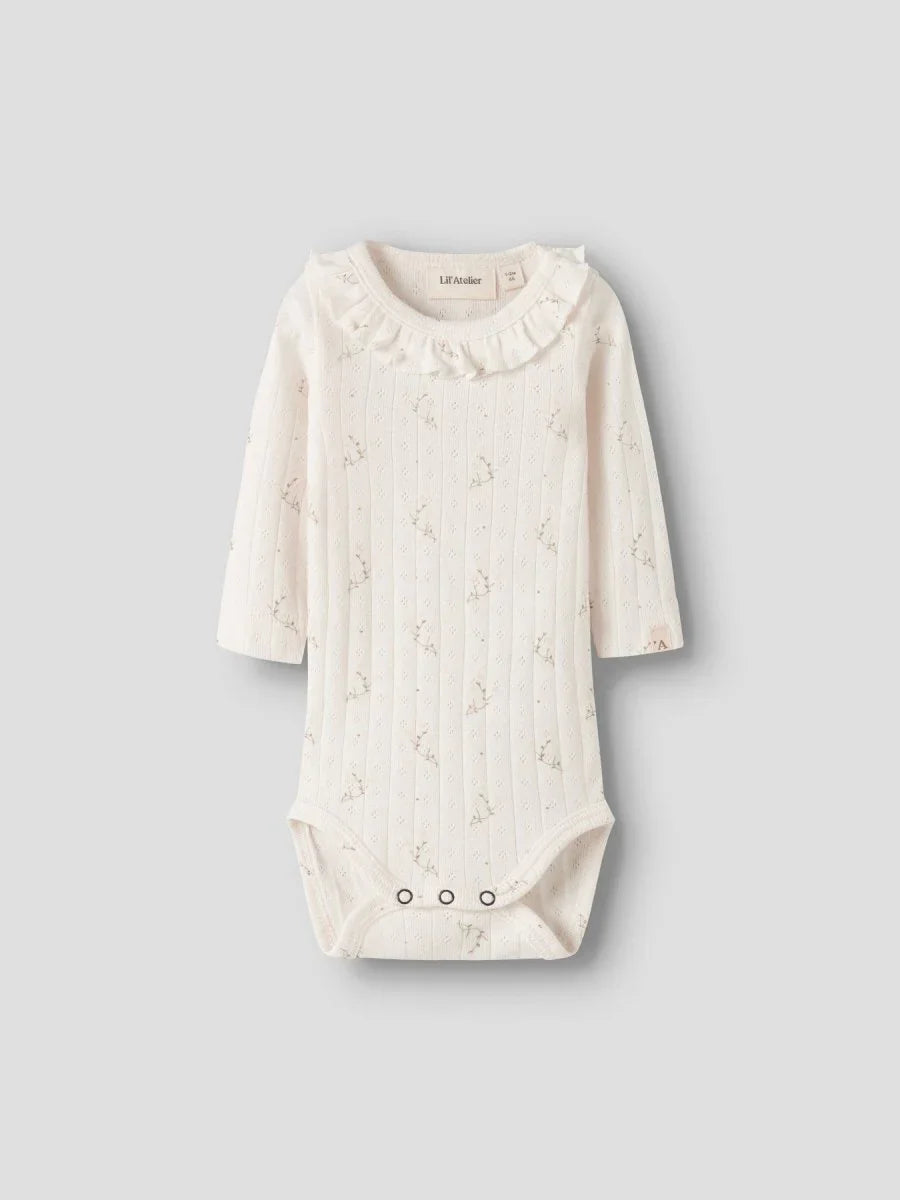 Myk babybody med blomstermønster og ruffelkrage, perfekt for spedbarn 0-8 år