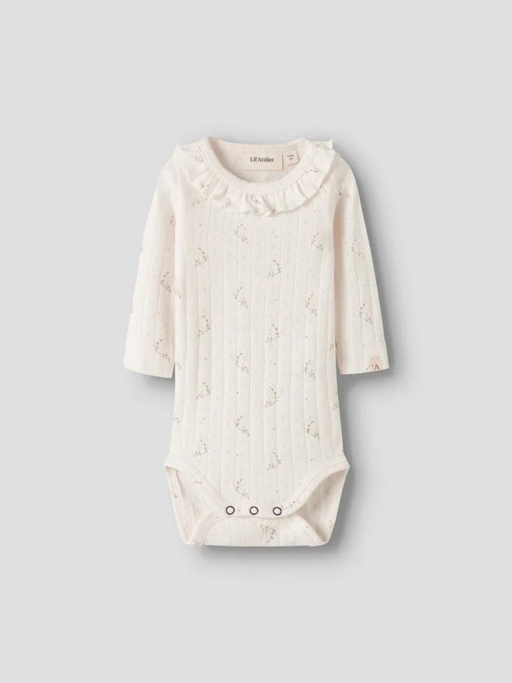 Myk babybody med blomstermønster og ruffelkrage, perfekt for spedbarn 0-8 år