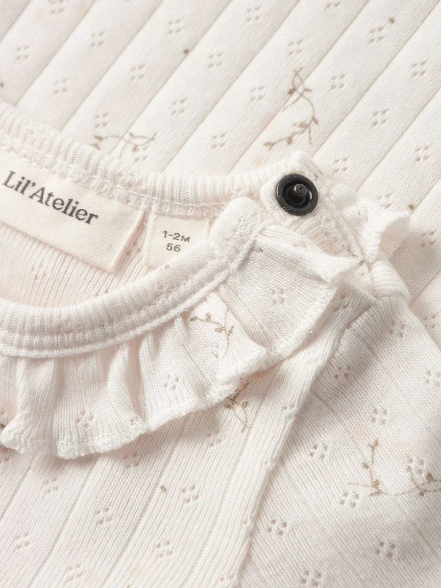 Hvit babybody med rynker og blomstermønster, 1-2 måneder, Lil&