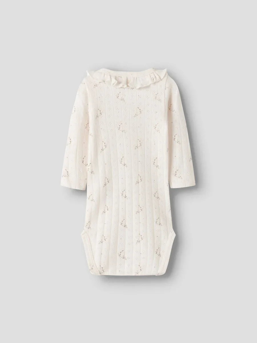 Myk babybody med blomstermønster og ruffelkrage, perfekt for spedbarn 0-8 år