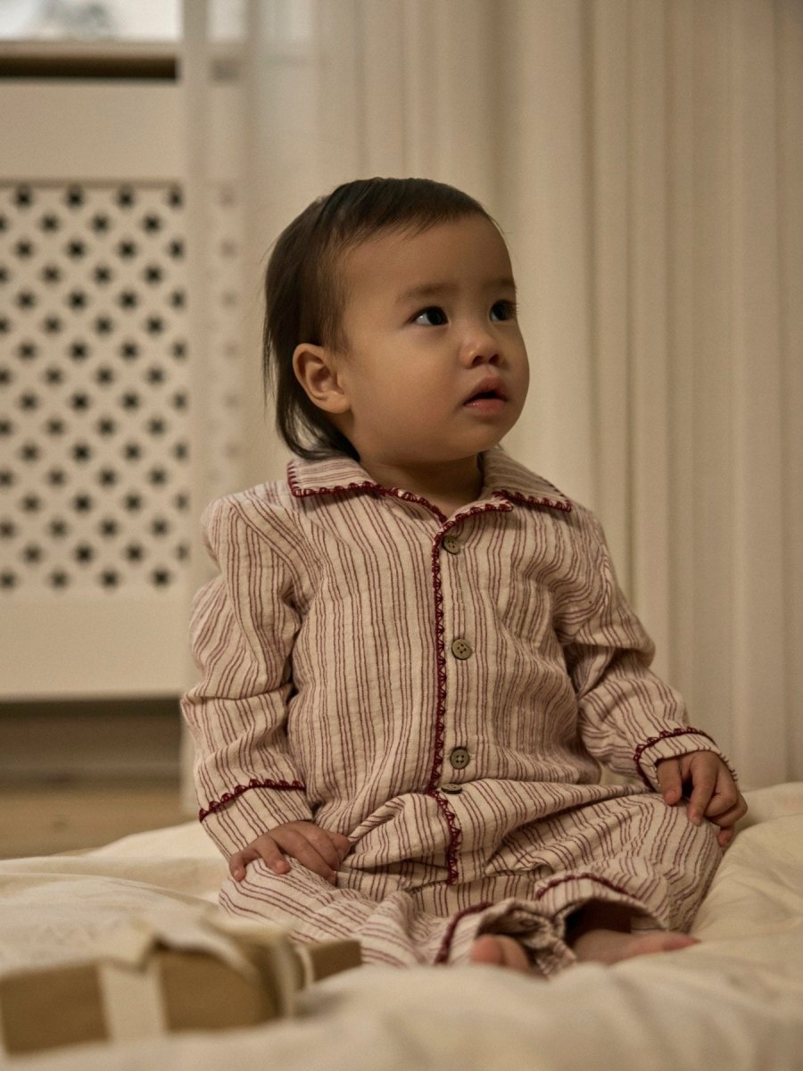 Lil' Atelier baby SAGE nattdrakt - Turtledove | Biking Red | Torgunns Barneklær AS