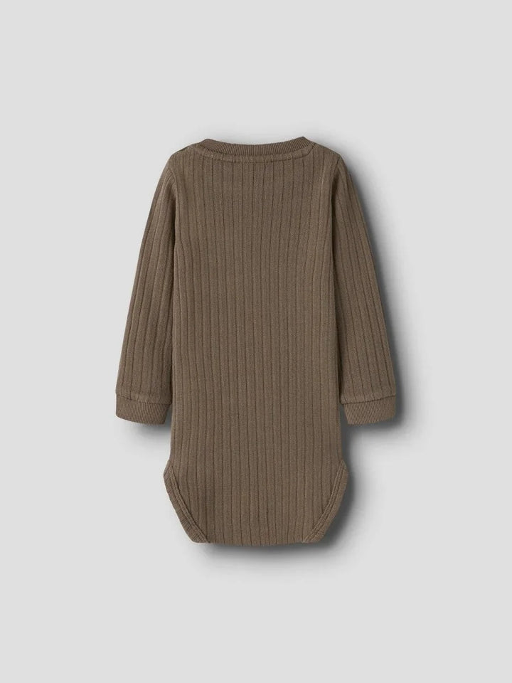 Myk strikket babybody i ull, perfekt for spedbarn 0-8 år. Bærekraftig barneklær med ribbet mønster.