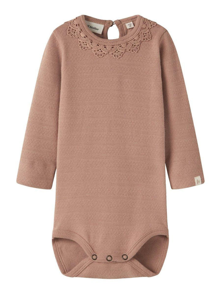 Myk rosa babybody med hæklet krage og knapper, perfekt for spedbarn 0-8 år
