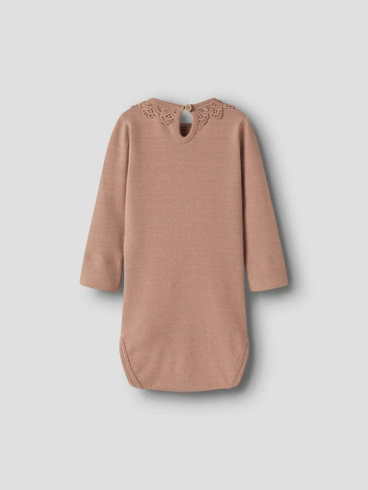 Myk rosa babykjole med hæklet krage og lange ermer, perfekt for spedbarn og småbarn.