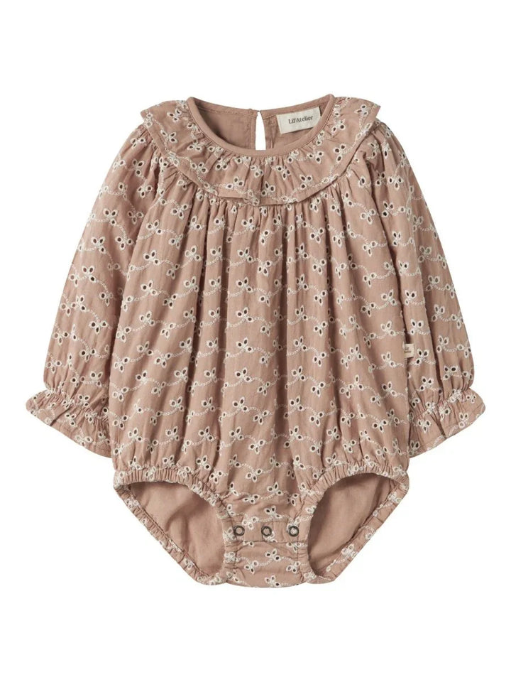 Myk babybody med blomstermønster og pufærmer, perfekt for spedbarn 0-8 år