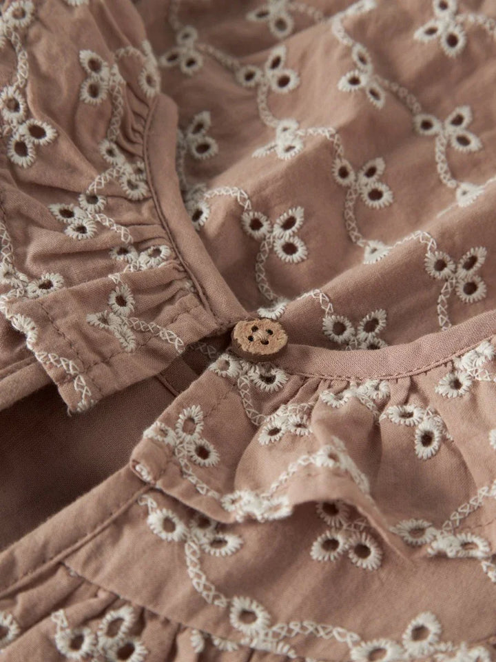 Myk rosa barneklær med hvit broderi og knapp, bærekraftig design for spedbarn og småbarn