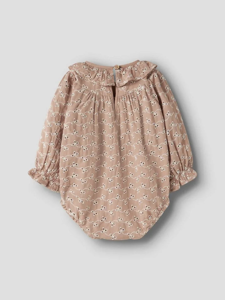 Myk babybody med blomstermønster og pufærmer, perfekt for spedbarn 0-8 år