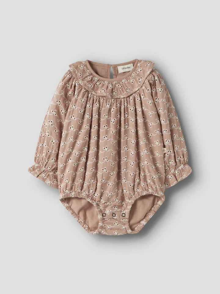 Myk babybody med blomstermønster og rynkede ermer, perfekt for spedbarn 0-8 år