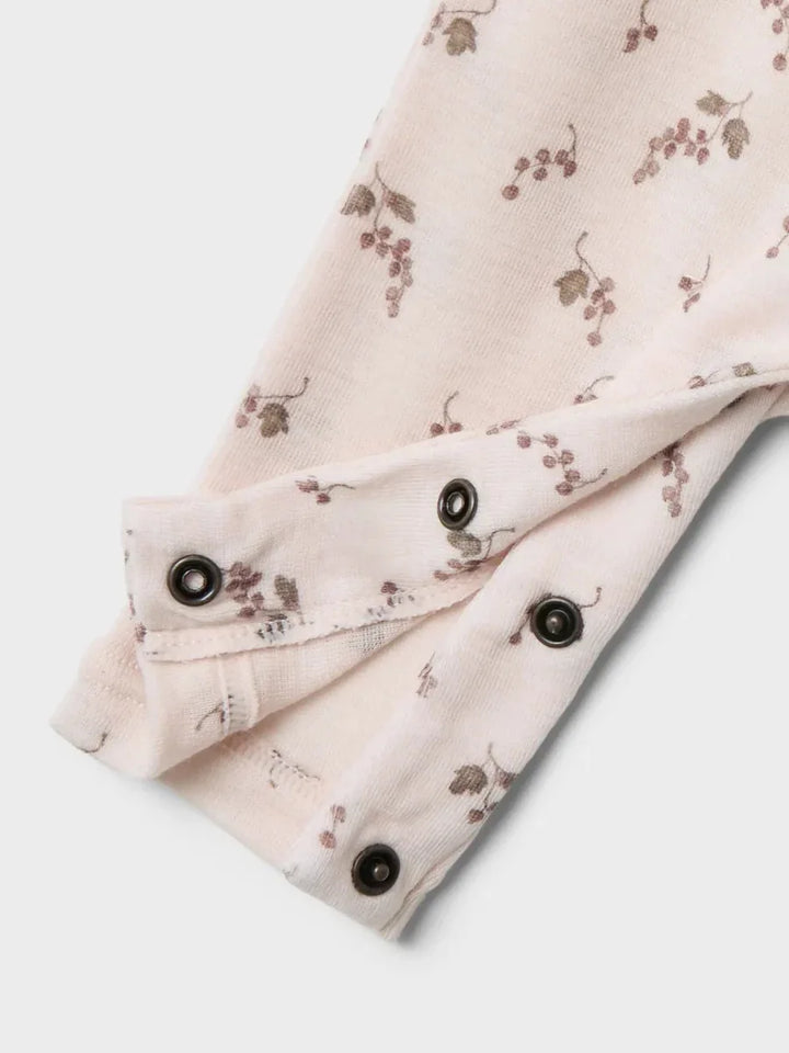 Myk babybody med blomstermønster og knapper, ideell for spedbarn 0-8 år