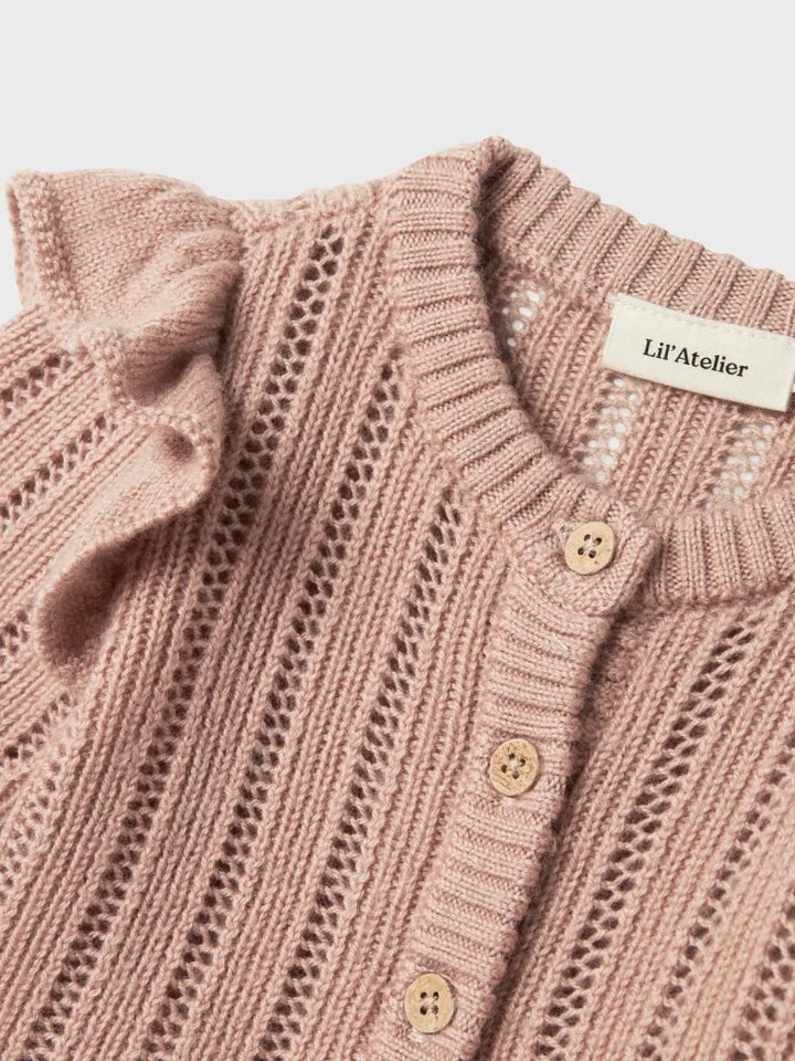 Myk rosa strikket babygenser med knapper og Lil&