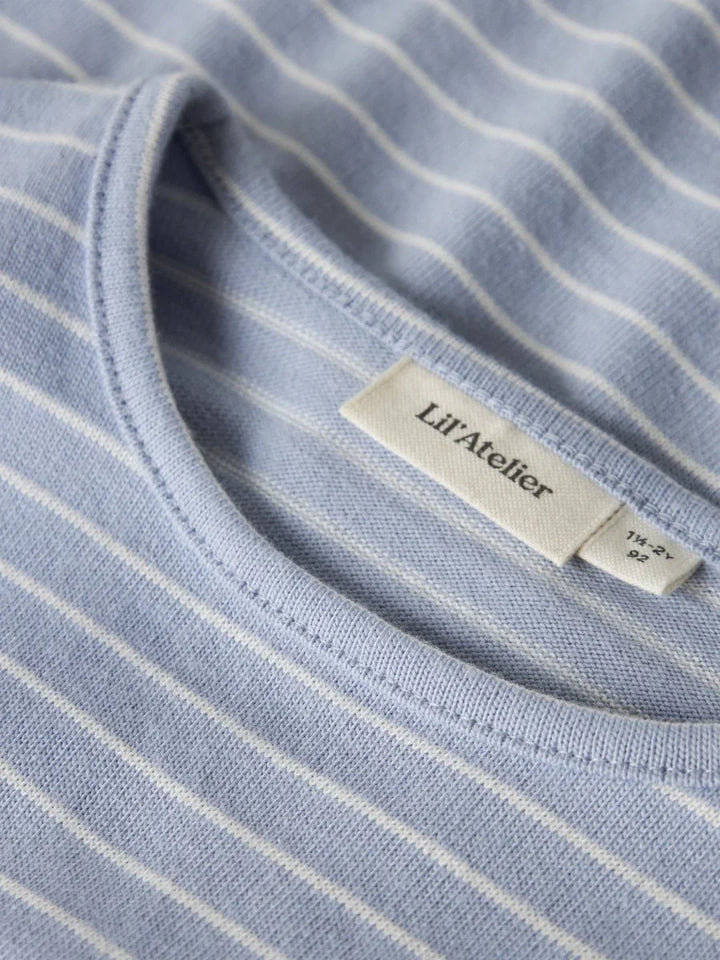 Lysblå strikket barneklær med hvite striper og Lil’Atelier merke, 1½-2 år