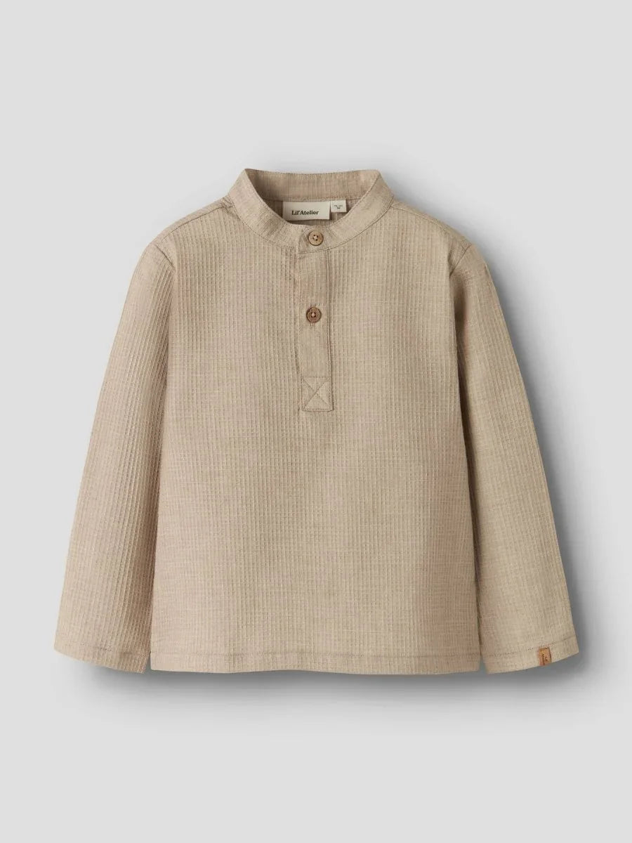 Beige barnet-skjorte med knapper og ribbet tekstur, myk og bærekraftig barneklær for småbarn