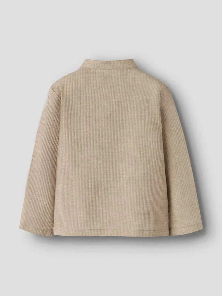 Beige ribbet barnetrøye med høy hals, myk og varm barneklær for små barn
