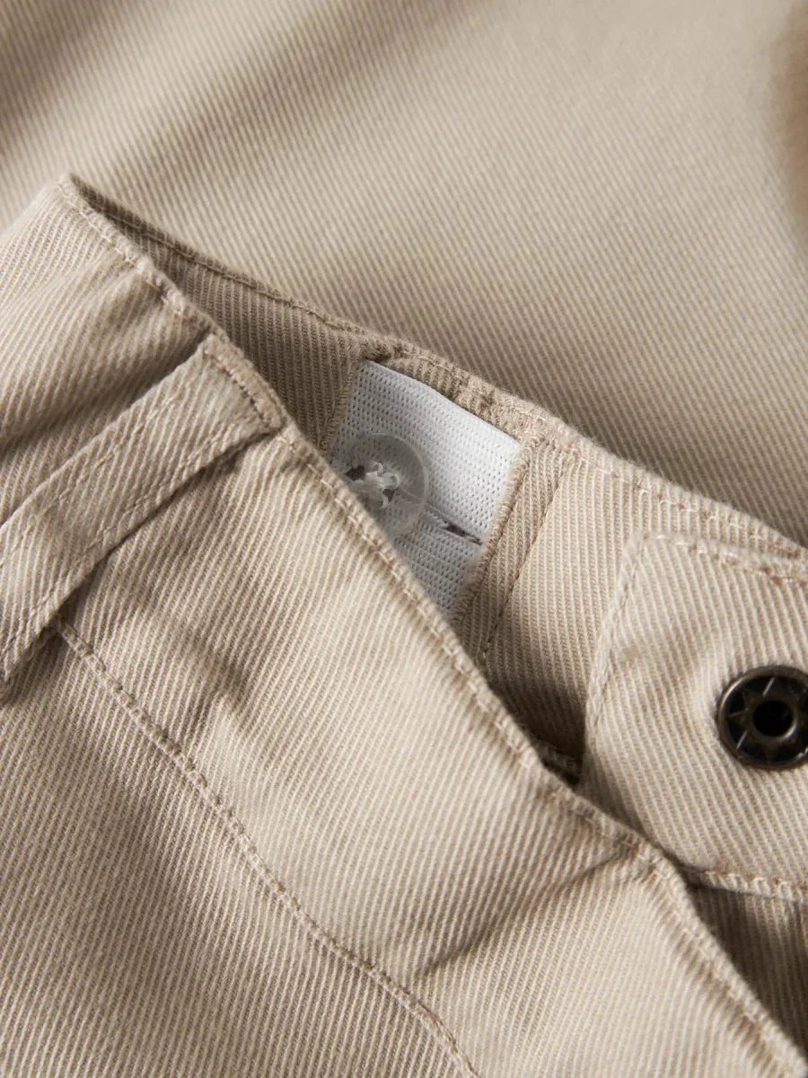 Beige barneskjorte i myk bomull med knapper og detaljert syning for komfort og holdbarhet