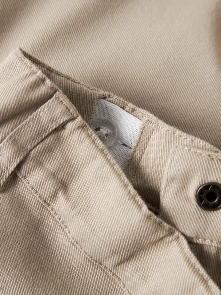 Beige barneskjorte i myk bomull med knapper og detaljert syning for komfort og holdbarhet