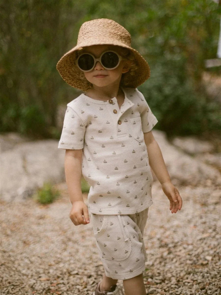 Liten gutt i sommerlig barneklær med hatt og solbriller, myk tekstil for barn 0-8 år