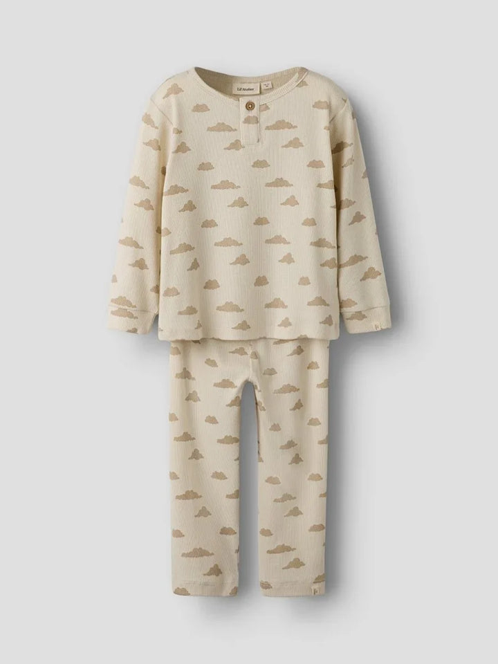 Myk barnepyjamas med skyer, perfekt for baby og småbarn. Bærekraftig og behagelig barneklær.