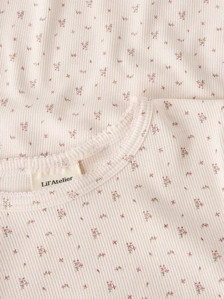 Myk barneklær med blomstermønster og ribbet tekstur fra Lil&
