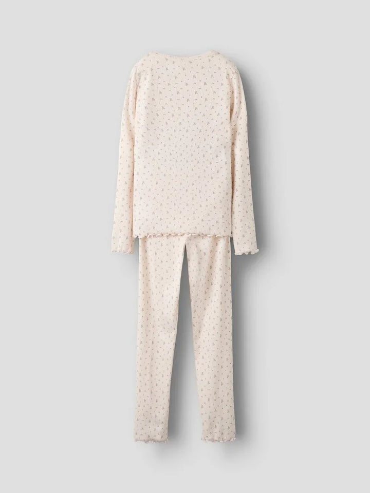 Myk barnepyjamas med blomstermønster, perfekt for bekvem nattesøvn for små barn