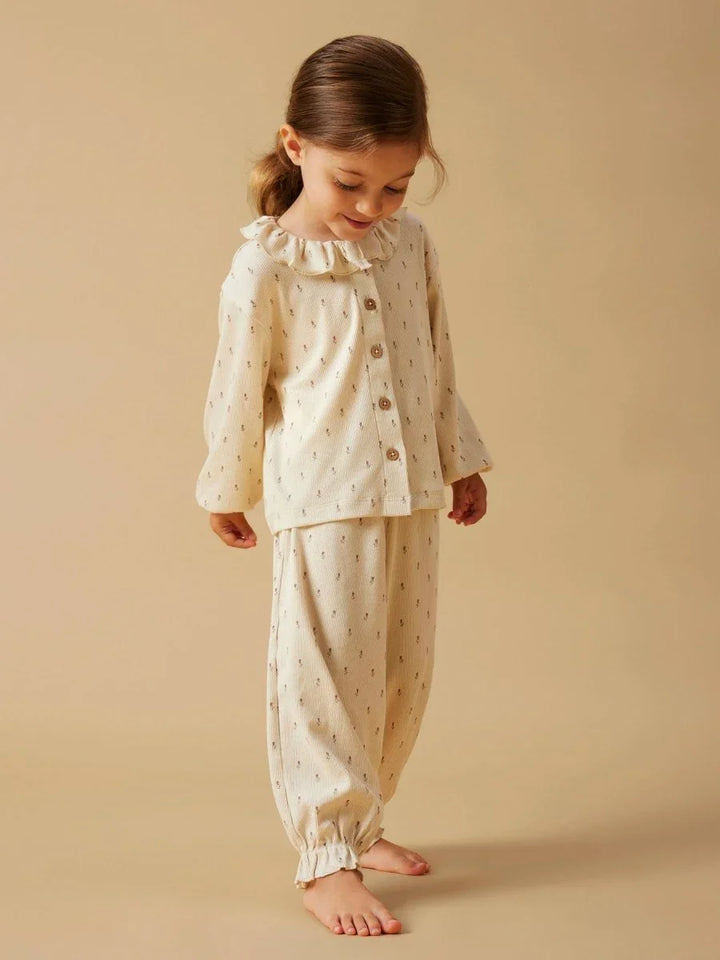 Myk barnepyjamas med ruffelkrage og knapper, perfekt for små barn 0-8 år