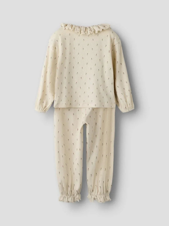 Myk barnepyjamas med rynker og blomstermønster, perfekt for baby og småbarn