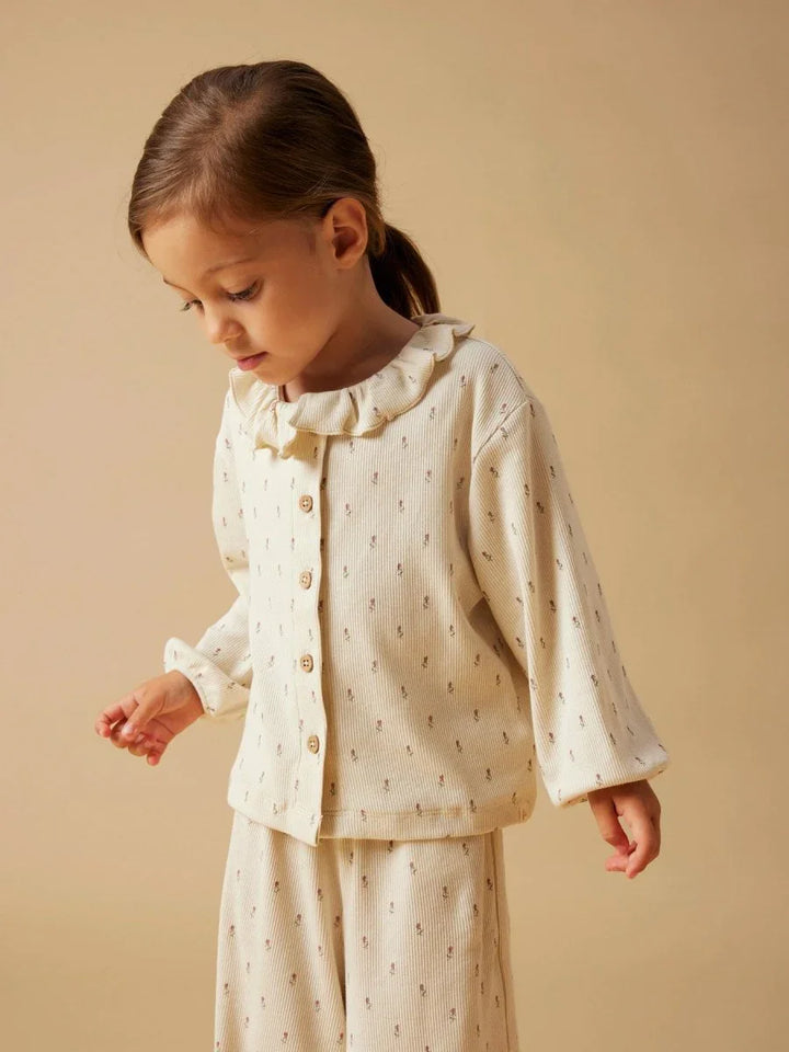 Myk barnepyjamas med blomstermønster og ruffelkrage, perfekt for bekvem søvn