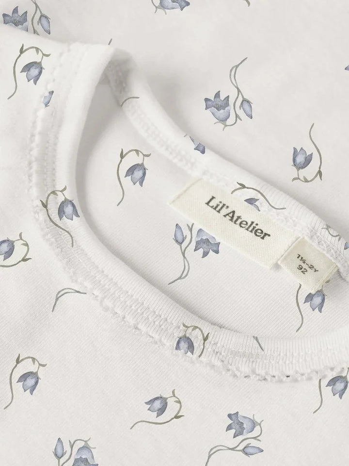 Hvit babytrøye med blå blomstermønster og Lil’Atelier-merke, 1½-2 år