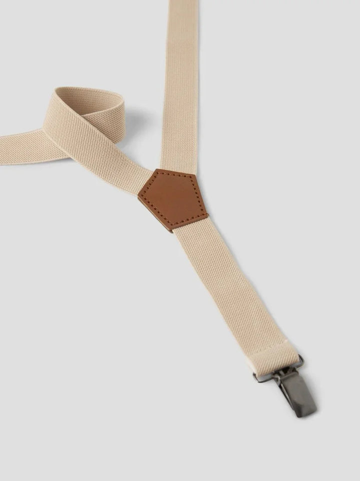 Beige barnesuspender med brun lærbeskyttelse og metallklemmer, myk og bærekraftig barneklær