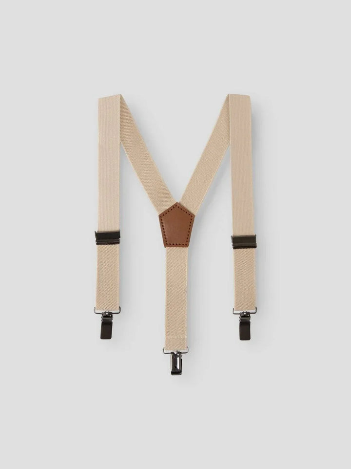 Beige barnesuspender med brun lærbeskyttelse og justerbare kroker, ideelle til barneklær og festdrakter.