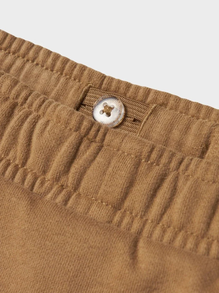 Myke, beige barnebukser med elastisk liv og knappdetalj – perfekt for bekvemhet og daglig bruk.