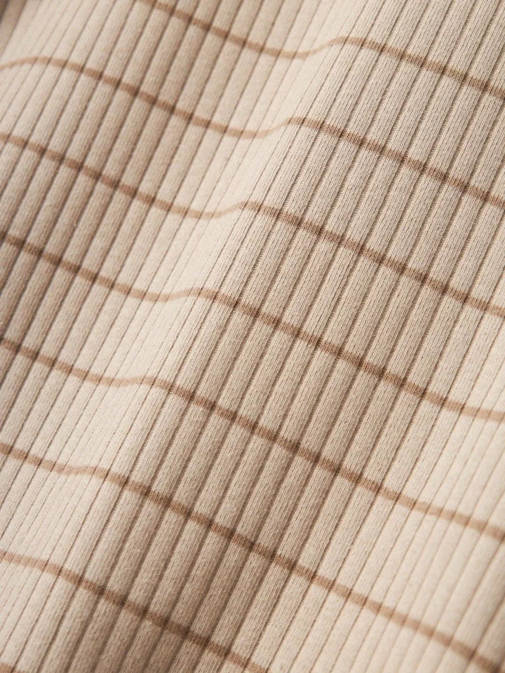Myk strikket barneklær i beige med brun rutenett, bærekraftig tekstil for spedbarn og småbarn