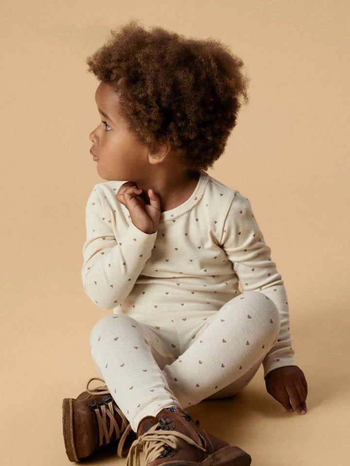 Barn i myk ullpyjamas med hjerteprint, perfekt for bebis og småbarn 0-8 år