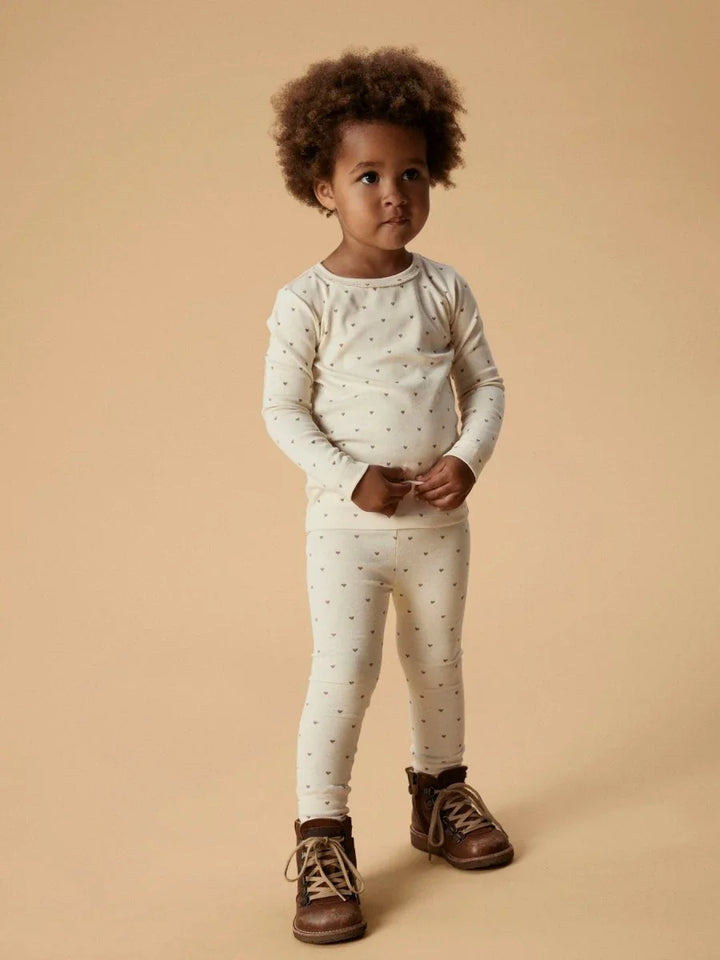 Barn i myk ullpyjamas med hjerteprint, perfekt for baby og småbarn 0-8 år