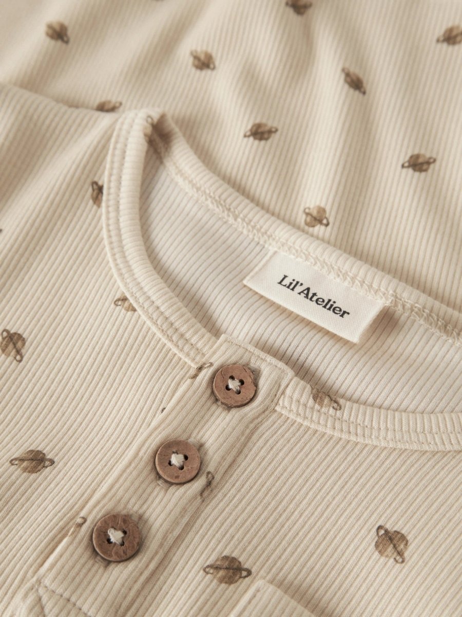 Lil' Atelier Mini LAVO ENO SLIM LS TOP - Turtledove | Planets | Torgunns Barneklær AS