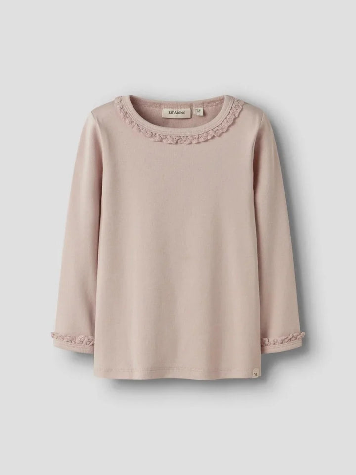 Lys rosa barnebluse med blomsterdetaljer rundt hals og ermer, myk og behagelig for spedbarn og småbarn.