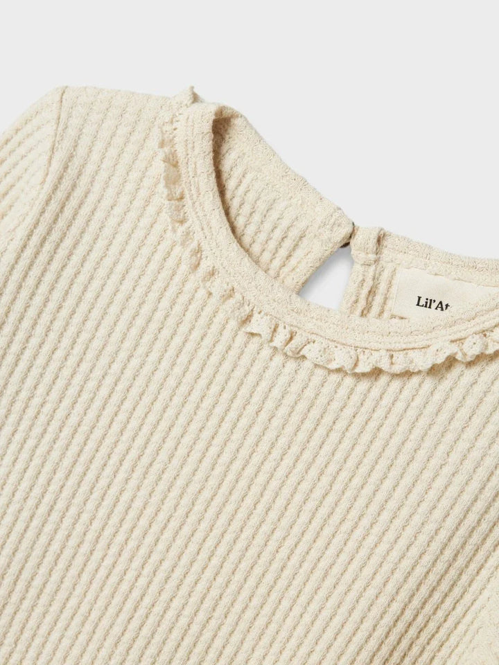 Beige strikket barnetopp med ruffler og Lil&