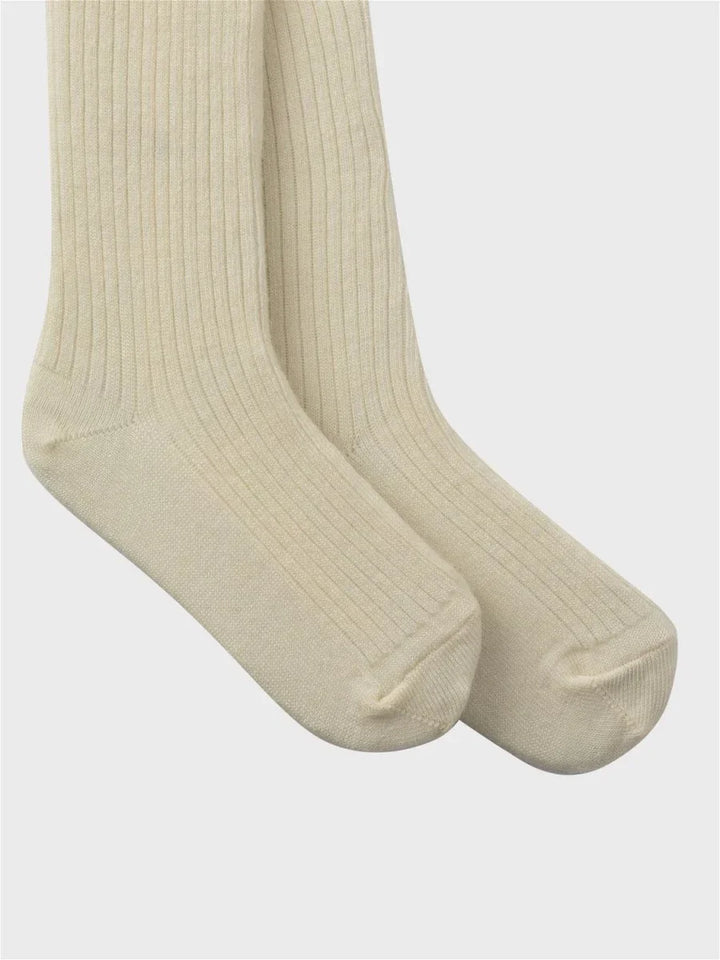 Myke ribbestrikke barne sokker i lys beige, perfekt for bebis og småbarn
