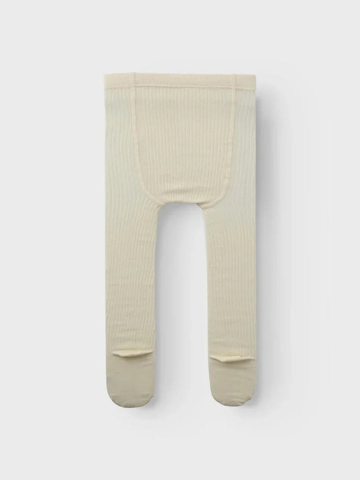 Myke, ribbestrikke babystrømper i lys beige, perfekt for bebis 0-8 år