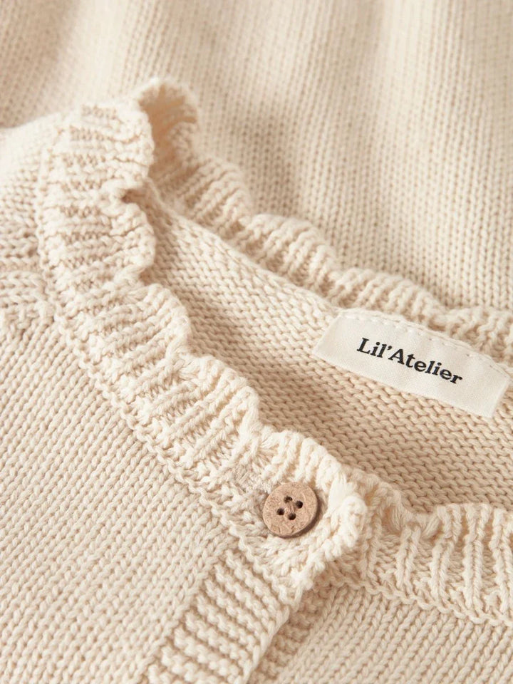 Myk strikket babygenser med rynker og knapp, Lil’Atelier merke
