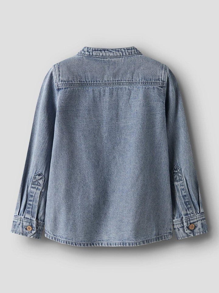 Bakside av blå jeansskjorte for barn med lange ermer og knapper