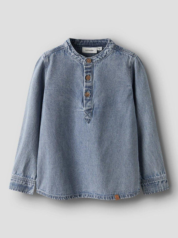 Lysblå denim skjorte for barn med knapper og rund hals, myk barneklær i bærekraftig stil