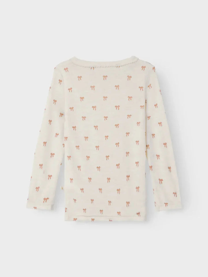 Hvit langærmet barnebluse med små rosa båndmønster, myk og bekvem for spedbarn og småbarn.