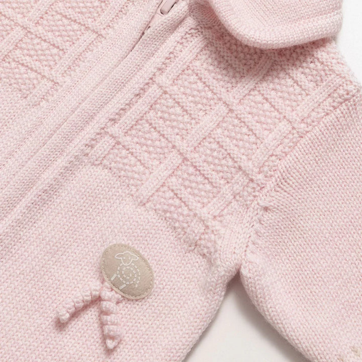 Myk rosa strikket babyjakke med sau-logo og detaljert mønster, perfekt for spedbarn