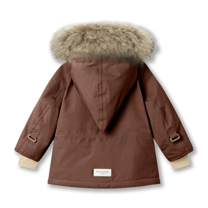 Brun barneparka med pelskrempe og beige ermer, ideell vinterjakke for små barn