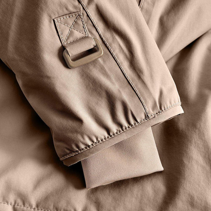 Beige barnjakke med justerbart ermelås og detaljert syning, myk og bærekraftig barneklær