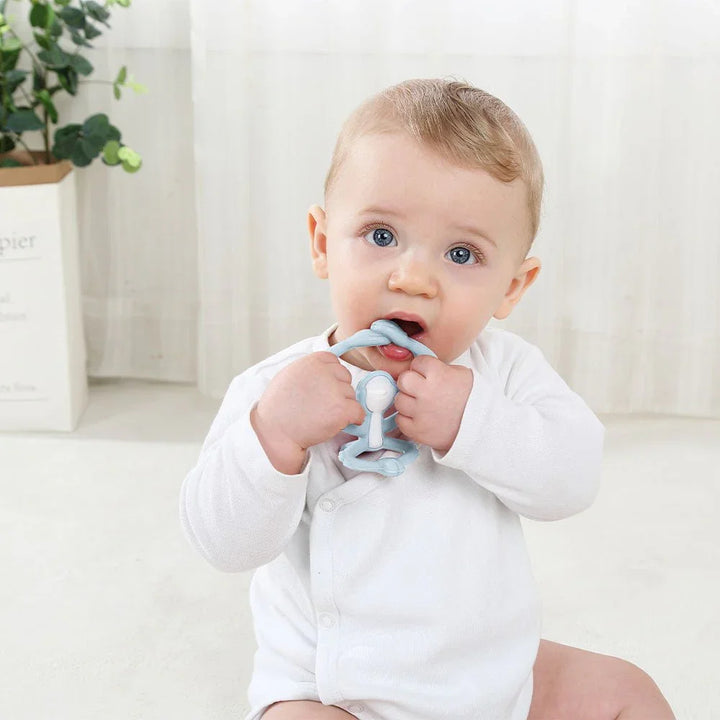 Baby i hvit body med blå tanningsleke, myk barneklær for spedbarn 0-8 år