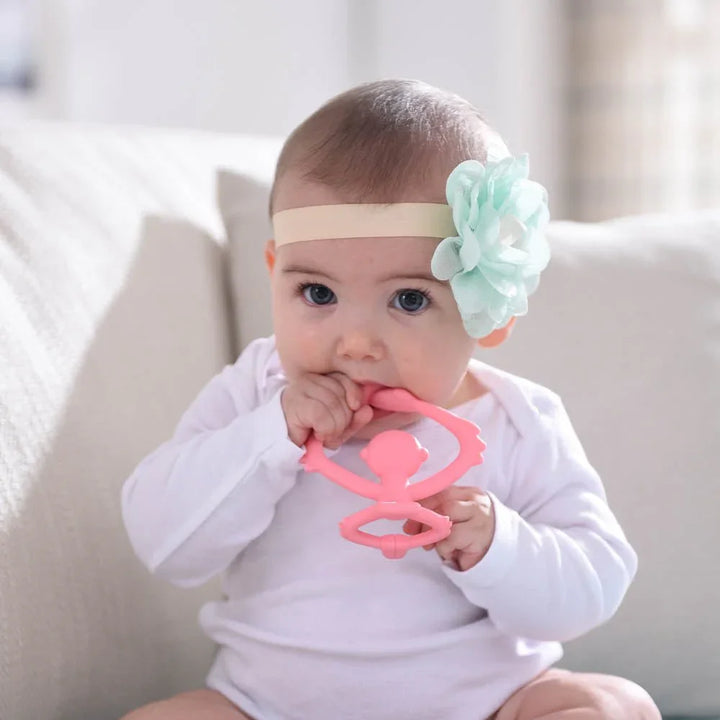 Baby med blomsterhodebånd og rosa tanningsleke, myk barneklær 0-8 år