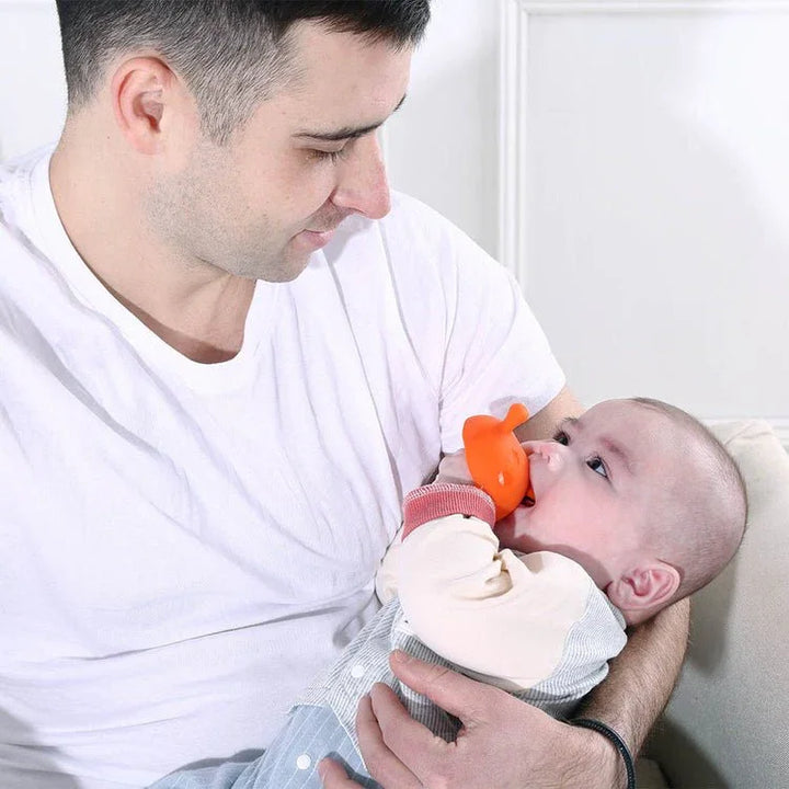 Pappa holder baby med orange sugenapp, myk barneklær og ull for spedbarn 0-8 år
